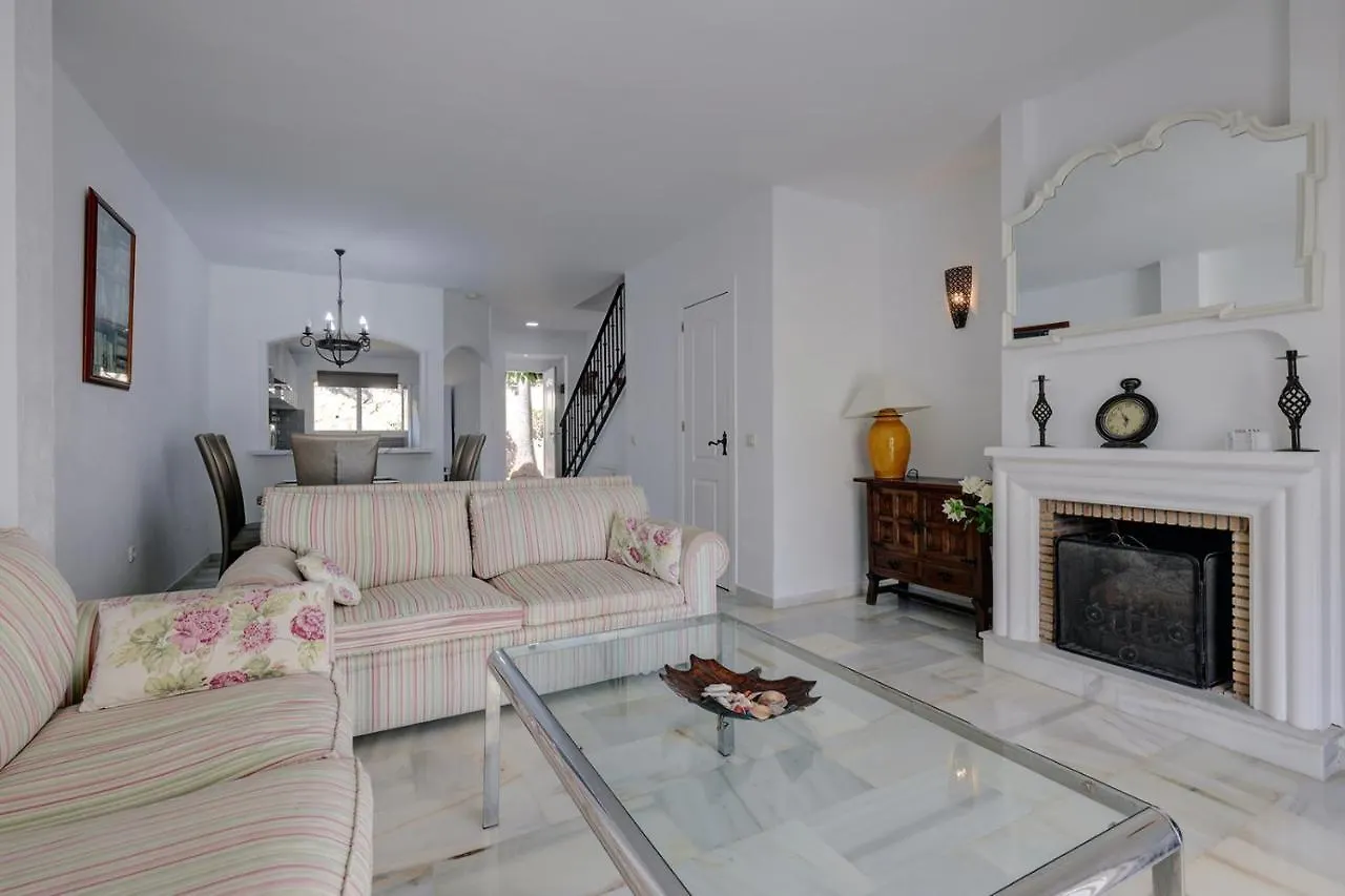 Alpstuga Quaint 2 Bedroom Townhouse With Pool Close To Sea! Benalmádena
