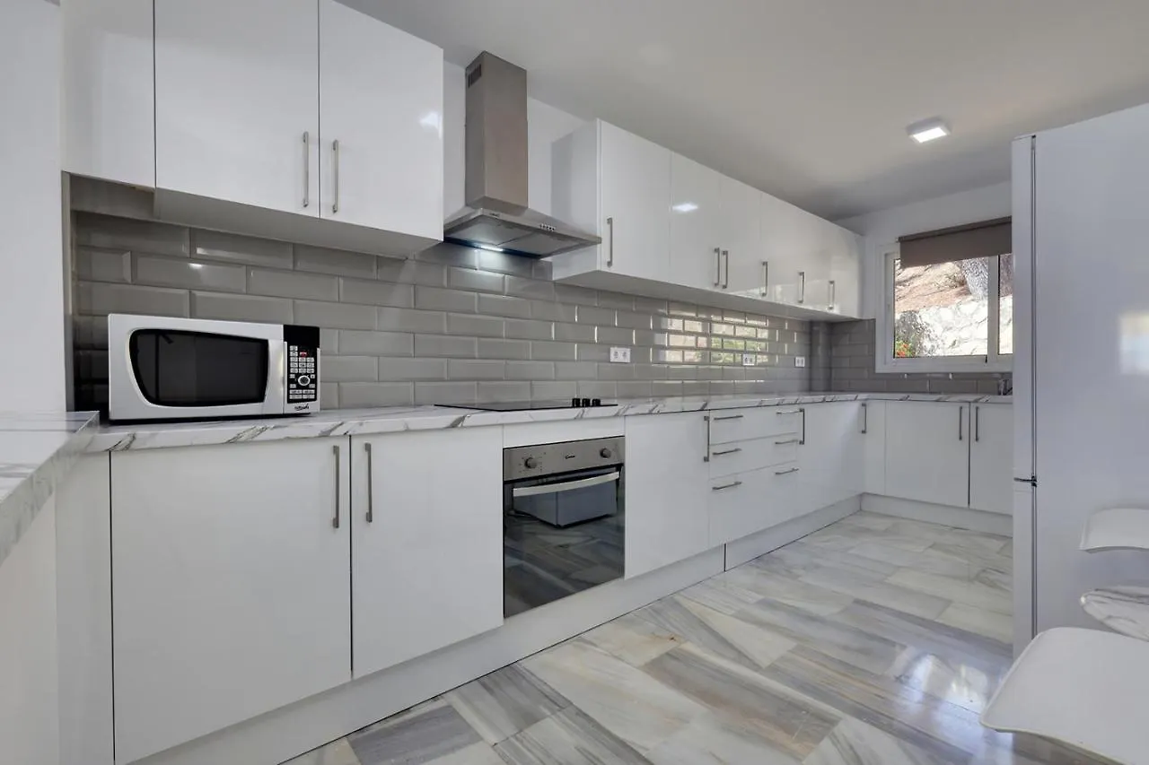Quaint 2 Bedroom Townhouse With Pool Close To Sea! Benalmadena
