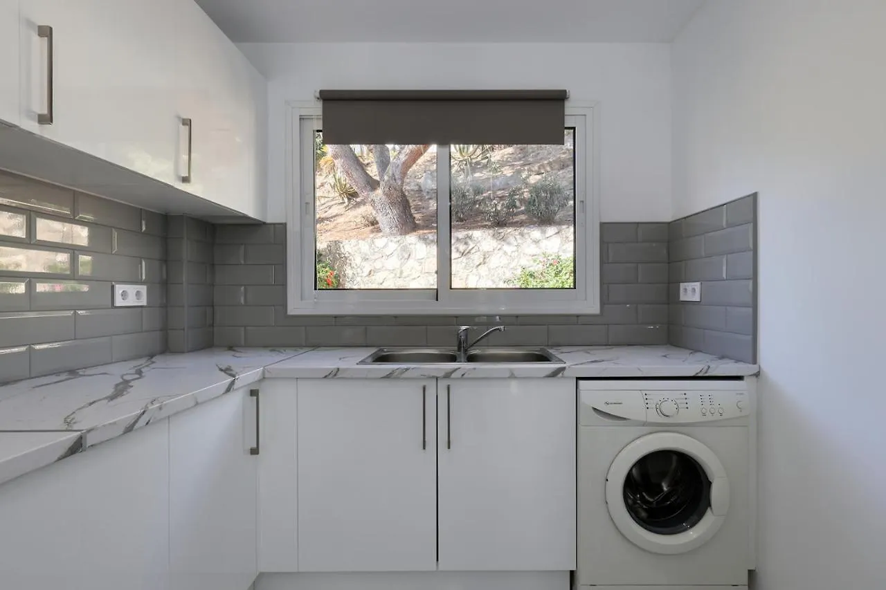 Chalet Quaint 2 Bedroom Townhouse With Pool Close To Sea! Benalmadena