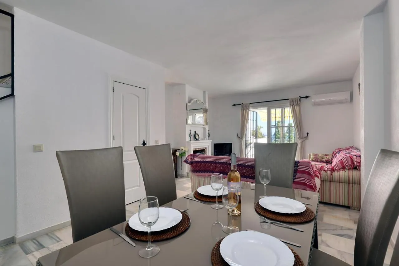 Quaint 2 Bedroom Townhouse With Pool Close To Sea! Benalmadena