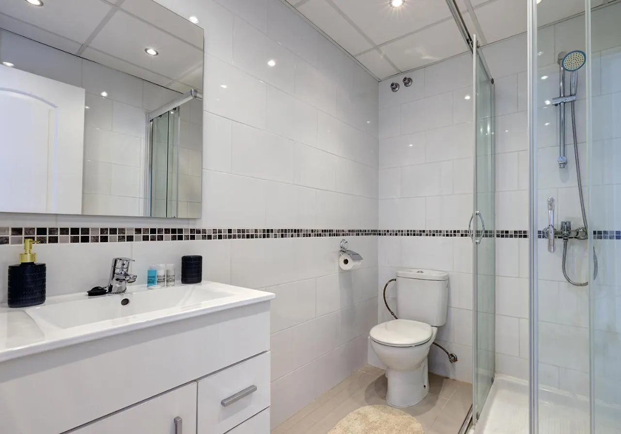 Quaint 2 Bedroom Townhouse With Pool Close To Sea! Benalmadena