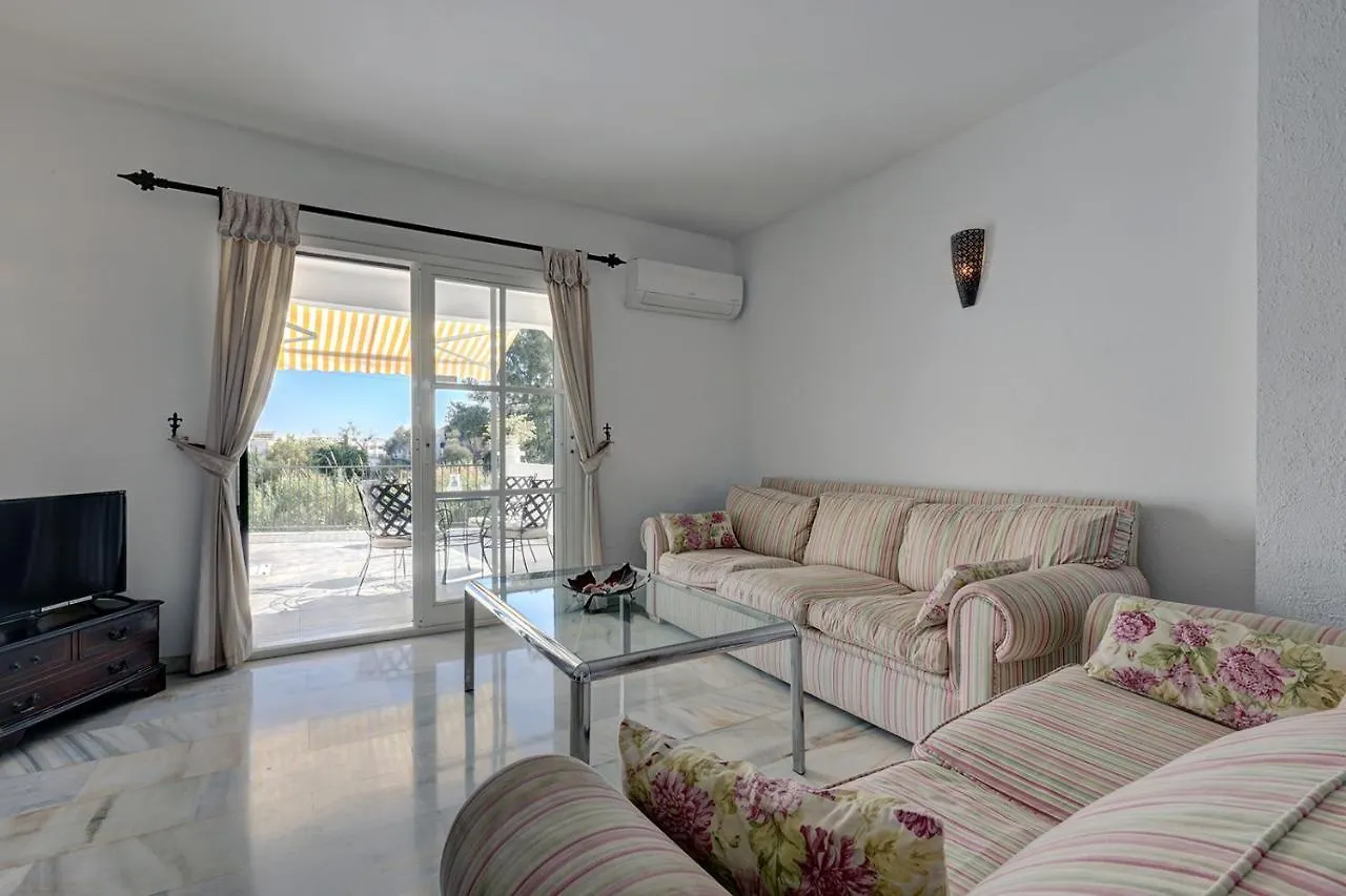 Chalet Quaint 2 Bedroom Townhouse With Pool Close To Sea! Benalmadena