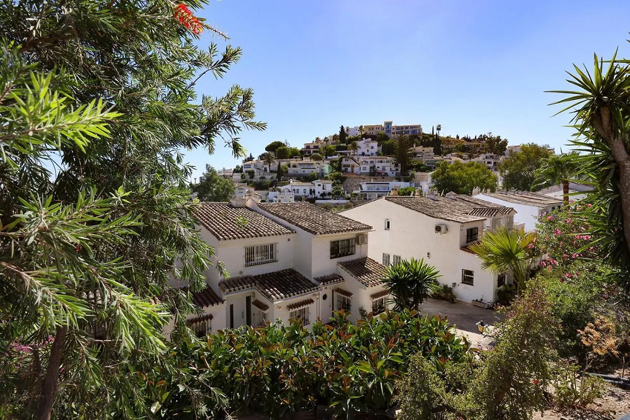 Quaint 2 Bedroom Townhouse With Pool Close To Sea! Benalmadena Chalet