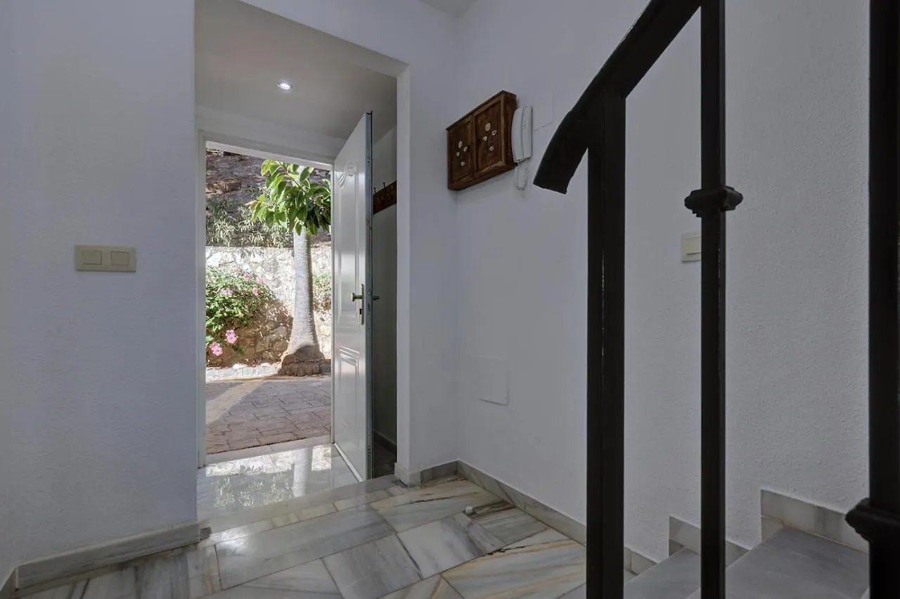 Chalet Quaint 2 Bedroom Townhouse With Pool Close To Sea! Benalmadena