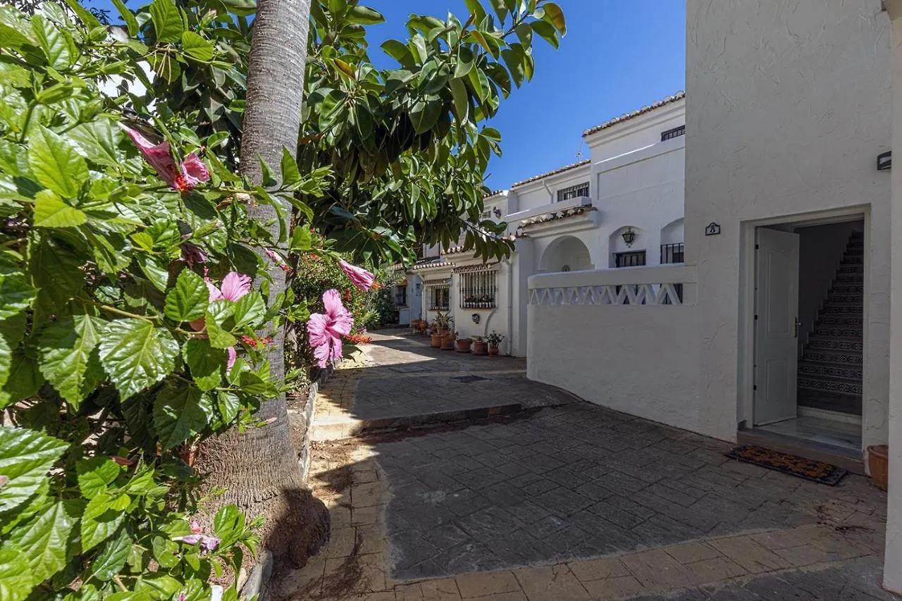 Quaint 2 Bedroom Townhouse With Pool Close To Sea! Benalmadena