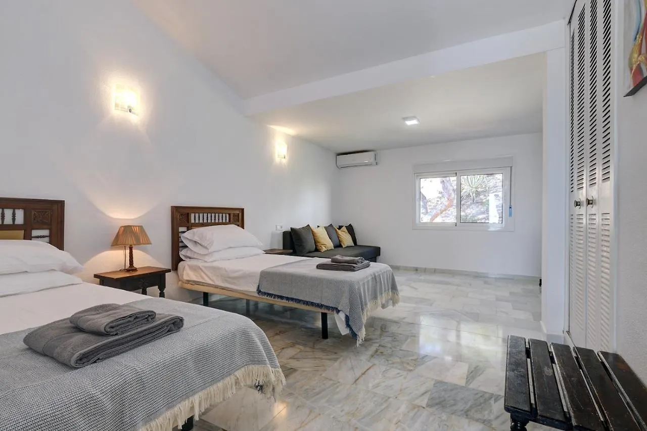 Quaint 2 Bedroom Townhouse With Pool Close To Sea! Benalmadena Chalet