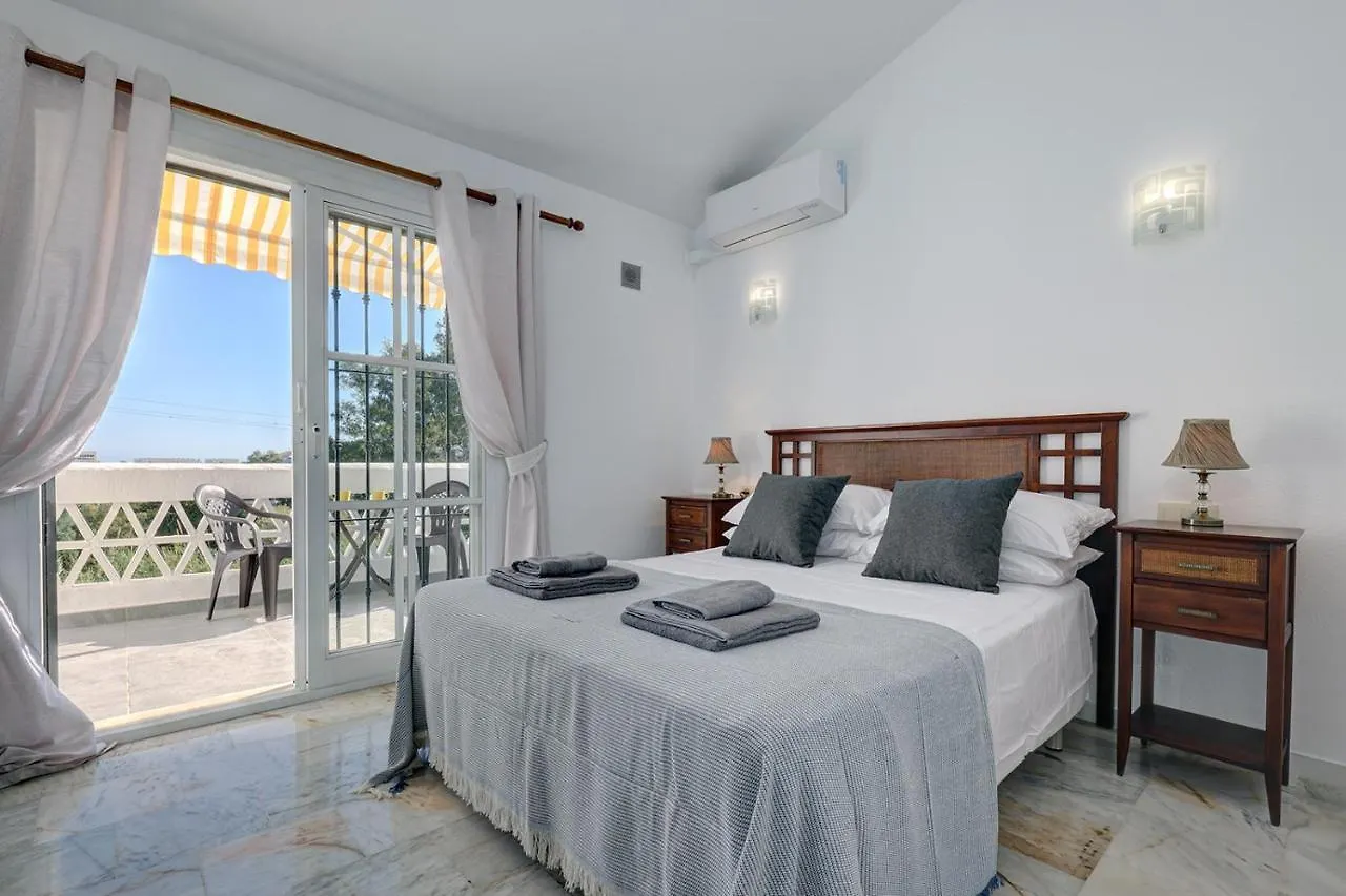 Quaint 2 Bedroom Townhouse With Pool Close To Sea! Benalmadena