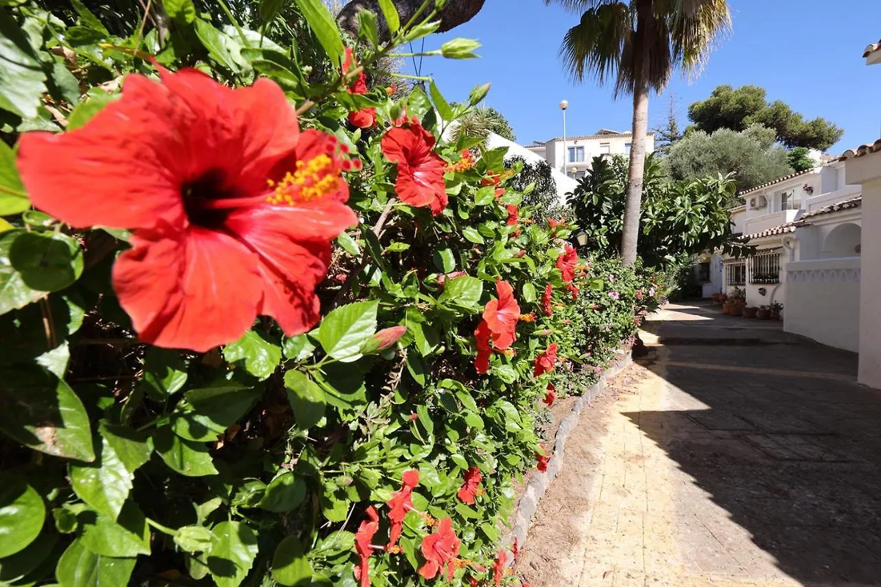 Quaint 2 Bedroom Townhouse With Pool Close To Sea! Benalmadena